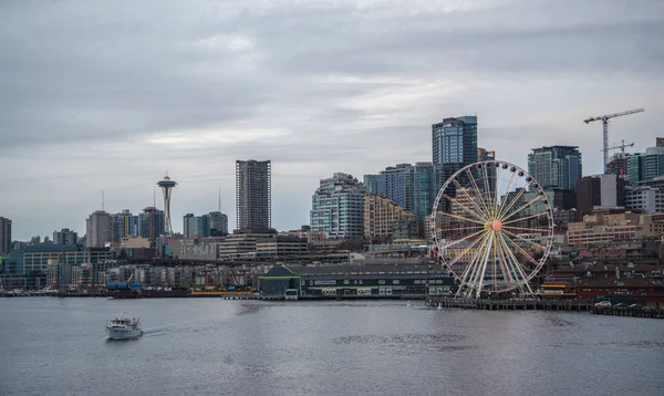 Seattle Waterfront Skyline Met Vertoning Van Space Needle Door Spaken — Stockfoto