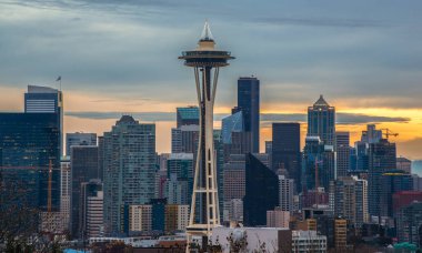 Seattle renkli bulutlar ile doğal günbatımı. Seattle, Washington, Amerika Birleşik Devletleri.