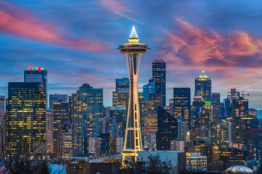 Seattle şehir manzarası alacakaranlıkta. Downtown Seattle cityscape geceleri