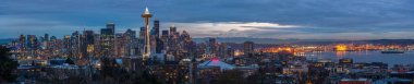 Seattle şehir panorama alacakaranlıkta. Downtown Seattle cityscape geceleri