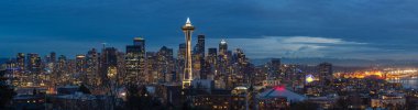 Seattle şehir panorama alacakaranlıkta. Downtown Seattle cityscape geceleri