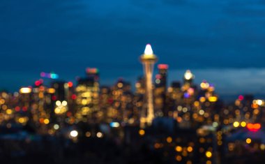 Seattle şehir scape ile trafik ışığı gece zaman, Washington, ABD Otoban üzerinden. -mevsimlik. Şehrin gece görünümü