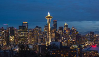 Seattle şehir manzarası, gece. Downtown Seattle cityscape geceleri