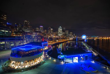 Downtown Seattle, geceleri Pier 66 görünümü