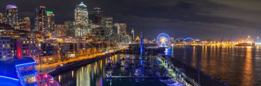 Seattle su manzaralı gece geniş panorama, kentsel mimari ile