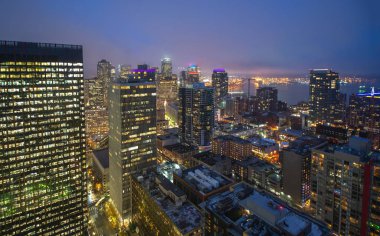 Seattle şehir panorama alacakaranlıkta. Downtown Seattle cityscape geceleri