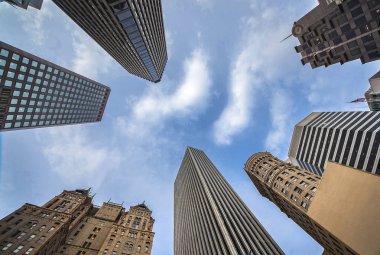 Highrises dramatik perspektif için düşük bir açıdan fotoğraflanmış San Francisco'nın finans bölgesinde. Şehir merkezinden San Francisco aramak, görünümü