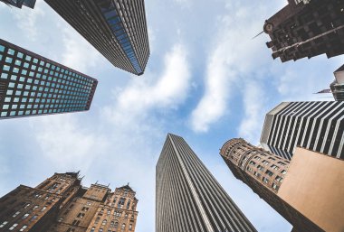 Highrises dramatik perspektif için düşük bir açıdan fotoğraflanmış San Francisco'nın finans bölgesinde. Şehir merkezinden San Francisco aramak, görünümü