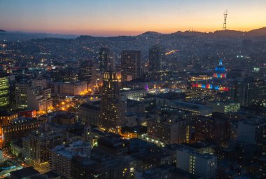 City hall of San Francisco Civic Center adlı gece havadan görünümü. Merkezi bölgesinde yer alan ve San Francisco, California belediye binasında güzel alacakaranlık panoramik manzaralı