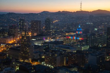 City hall of San Francisco Civic Center adlı gece havadan görünümü. Merkezi bölgesinde yer alan ve San Francisco, California belediye binasında güzel alacakaranlık panoramik manzaralı
