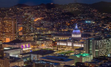 City hall of San Francisco Civic Center adlı gece havadan görünümü. Merkezi bölgesinde yer alan ve San Francisco, California belediye binasında güzel alacakaranlık panoramik manzaralı