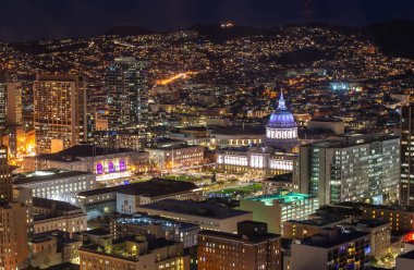 City hall of San Francisco Civic Center adlı gece havadan görünümü. Merkezi bölgesinde yer alan ve San Francisco, California belediye binasında güzel alacakaranlık panoramik manzaralı