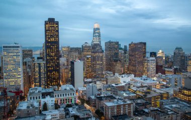 Geceleri San Francisco Skyline, California, Abd. Gün batımında San Francisco şehir merkezi ve iş merkezi