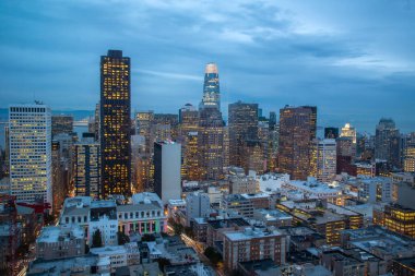 Gün batımında ABD'nin San Francisco şehir merkezinde iş merkezinin güzel görünümü. San Francisco Şehir Manzarası