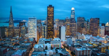 Geceleri San Francisco Skyline, California, Abd. Gün batımında San Francisco şehir merkezi ve iş merkezi