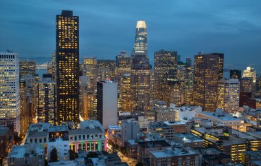 Geceleri San Francisco Skyline, California, Abd. Gün batımında San Francisco şehir merkezi ve iş merkezi