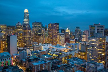 Gün batımında ABD'nin San Francisco şehir merkezinde iş merkezinin güzel görünümü. San Francisco Şehir Manzarası