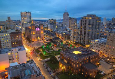 Geceleri San Francisco Skyline, California, Abd. Gün batımında San Francisco şehir merkezi ve iş merkezi