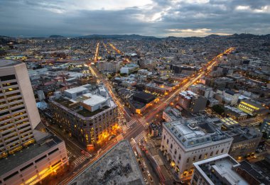 Geceleri San Francisco Skyline, California, Abd. Gün batımında San Francisco şehir merkezi ve iş merkezi