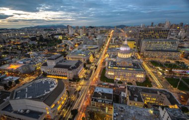 Gün batımında ABD'nin San Francisco şehir merkezinde iş merkezinin güzel görünümü. San Francisco Şehir Manzarası