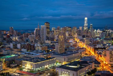 Geceleri San Francisco Skyline, California, Abd. Gün batımında San Francisco şehir merkezi ve iş merkezi