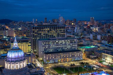 City hall of San Francisco Civic Center adlı gece havadan görünümü. Merkezi bölgesinde yer alan ve San Francisco, California belediye binasında güzel alacakaranlık panoramik manzaralı