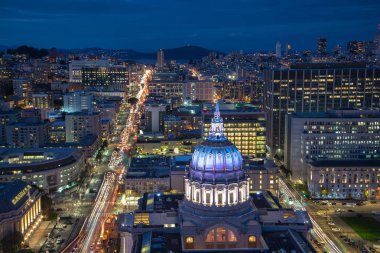 City hall of San Francisco Civic Center adlı gece havadan görünümü. Merkezi bölgesinde yer alan ve San Francisco, California belediye binasında güzel alacakaranlık panoramik manzaralı