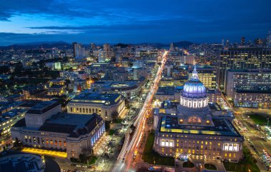 City hall of San Francisco Civic Center adlı gece havadan görünümü. Merkezi bölgesinde yer alan ve San Francisco, California belediye binasında güzel alacakaranlık panoramik manzaralı