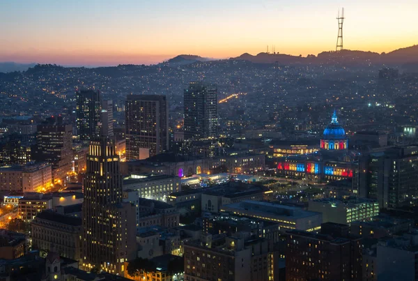 City hall of San Francisco Civic Center adlı gece havadan görünümü. Merkezi bölgesinde yer alan ve San Francisco, California belediye binasında güzel alacakaranlık panoramik manzaralı