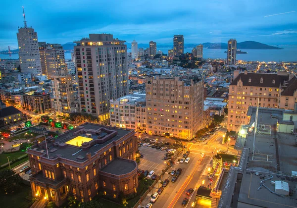 Gün batımında ABD'nin San Francisco şehir merkezinde iş merkezinin güzel görünümü. San Francisco Şehir Manzarası