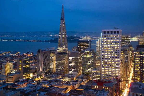 Gün batımında ABD'nin San Francisco şehir merkezinde iş merkezinin güzel görünümü. San Francisco Şehir Manzarası