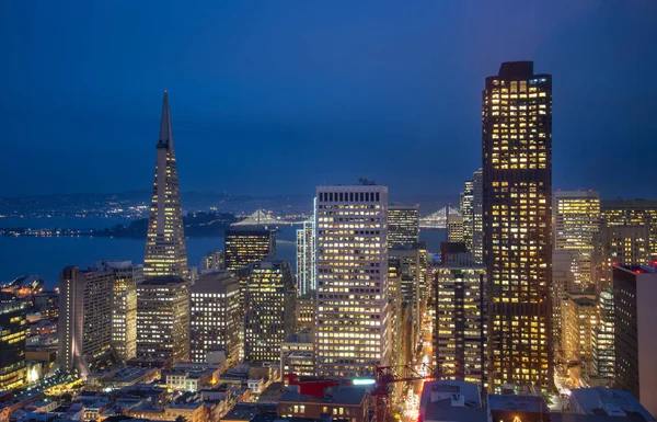 Gün batımında ABD'nin San Francisco şehir merkezinde iş merkezinin güzel görünümü. San Francisco Şehir Manzarası