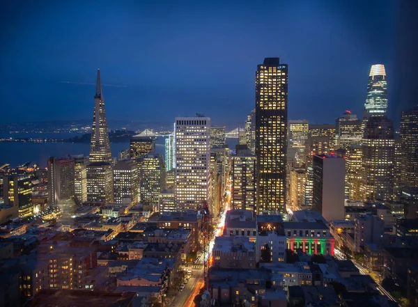 Geceleri San Francisco Skyline, California, Abd. Gün batımında San Francisco şehir merkezi ve iş merkezi