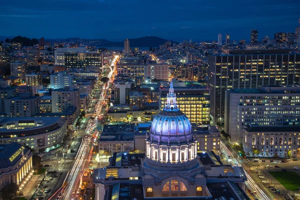 City hall of San Francisco Civic Center adlı gece havadan görünümü. Merkezi bölgesinde yer alan ve San Francisco, California belediye binasında güzel alacakaranlık panoramik manzaralı