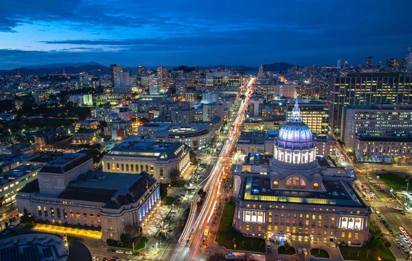 City hall of San Francisco Civic Center adlı gece havadan görünümü. Merkezi bölgesinde yer alan ve San Francisco, California belediye binasında güzel alacakaranlık panoramik manzaralı