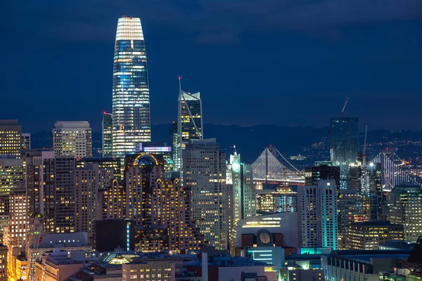 旧金山天际线在晚上 加利福尼亚州 黄昏时分旧金山市中心和商务中心 — 图库照片
