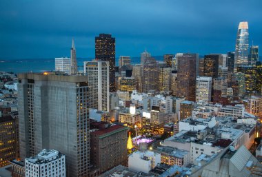 San Francisco Skyline dramatik bulutlar, gündoğumu, California, ABD ile. Sf, California Evenight görünümünü