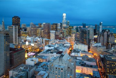San Francisco şehir merkezi ve Finans Merkezi ile akşam Panoraması