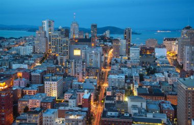 San Francisco Skyline dramatik bulutlar, gündoğumu, California, ABD ile. Sf, California Evenight görünümünü