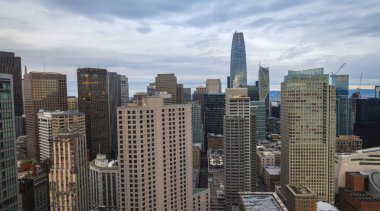 San Francisco şehir merkezindeki güzel iş merkezi manzarası gün batımında