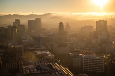 Gün batımında San Francisco'nun merkezindeki iş merkezinin güzel manzara. Turuncu arka plana şehir San Francisco