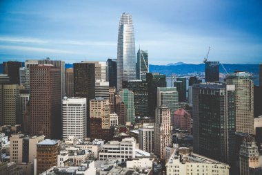 Alacakaranlıkta zaman San Francisco'nun merkezindeki iş merkezinin güzel manzara