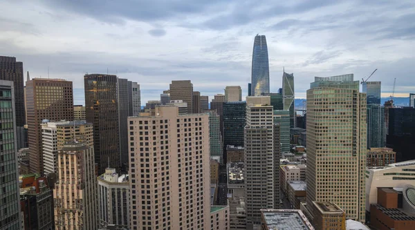 San Francisco şehir merkezindeki güzel iş merkezi manzarası gün batımında