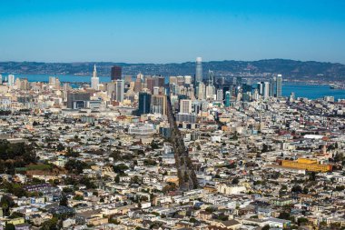 Virajlı yol ve görüş-in gün zaman merkezden İkiz Tepeler, San Francisco, California.