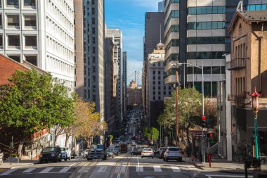 Bir dik tepeye ünlü California Street şafakta, San Francisco, California, ABD önde gelen düşük açılı alacakaranlık görünümünü teleferik ile boş bir yol izler