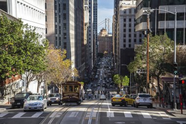 Bir dik tepeye ünlü California Street şafakta, San Francisco, California, ABD önde gelen düşük açılı alacakaranlık görünümünü teleferik ile boş bir yol izler
