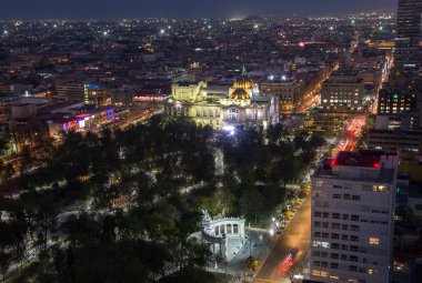 Dusk Palacio de Bellas Artes Mexico City'de üzerine düşüyor.