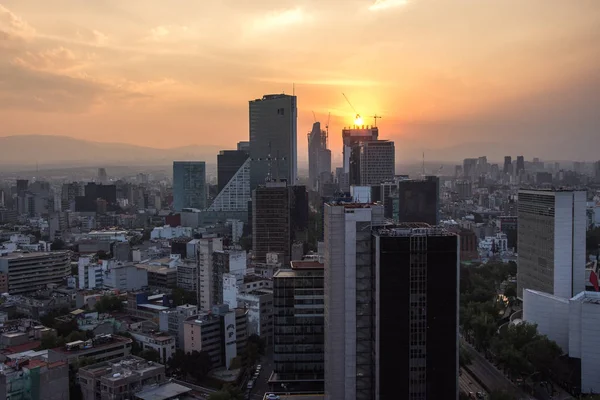 Trafik ve Paseo de la Reforma binalara manzaralı günbatımı Mexico City'de. Mexico City havadan görünümü