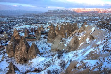 Kapadokya dağlarda uzak manzara. Cappadocia kar wintwr zaman ile