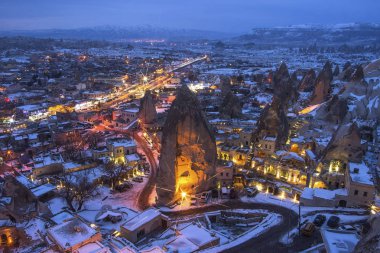 Büyük turistik gece zaman güzel ışık ile Kapadokya - yerleştirin. Cappadocia dünya çapında Dağları ile en iyi yerlerden biri olarak bilinir. Göreme, Kapadokya kış zaman